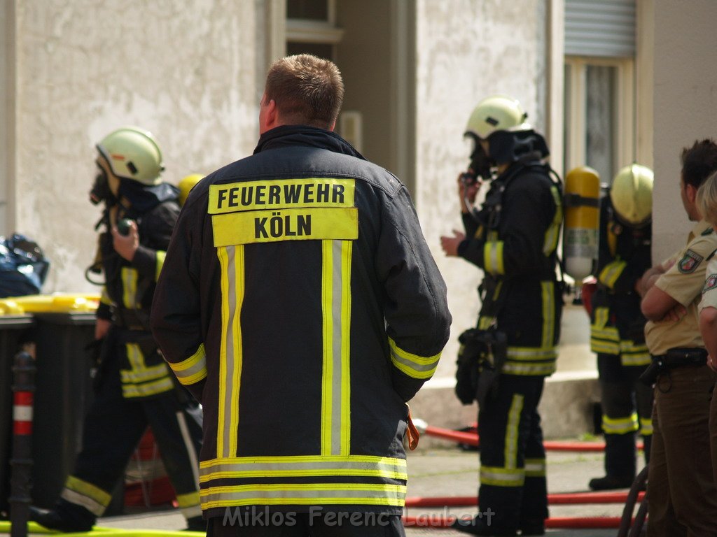 Kellerbrand mit Menschenrettung Koeln Brueck Hovenstr Olpenerstr P120.JPG